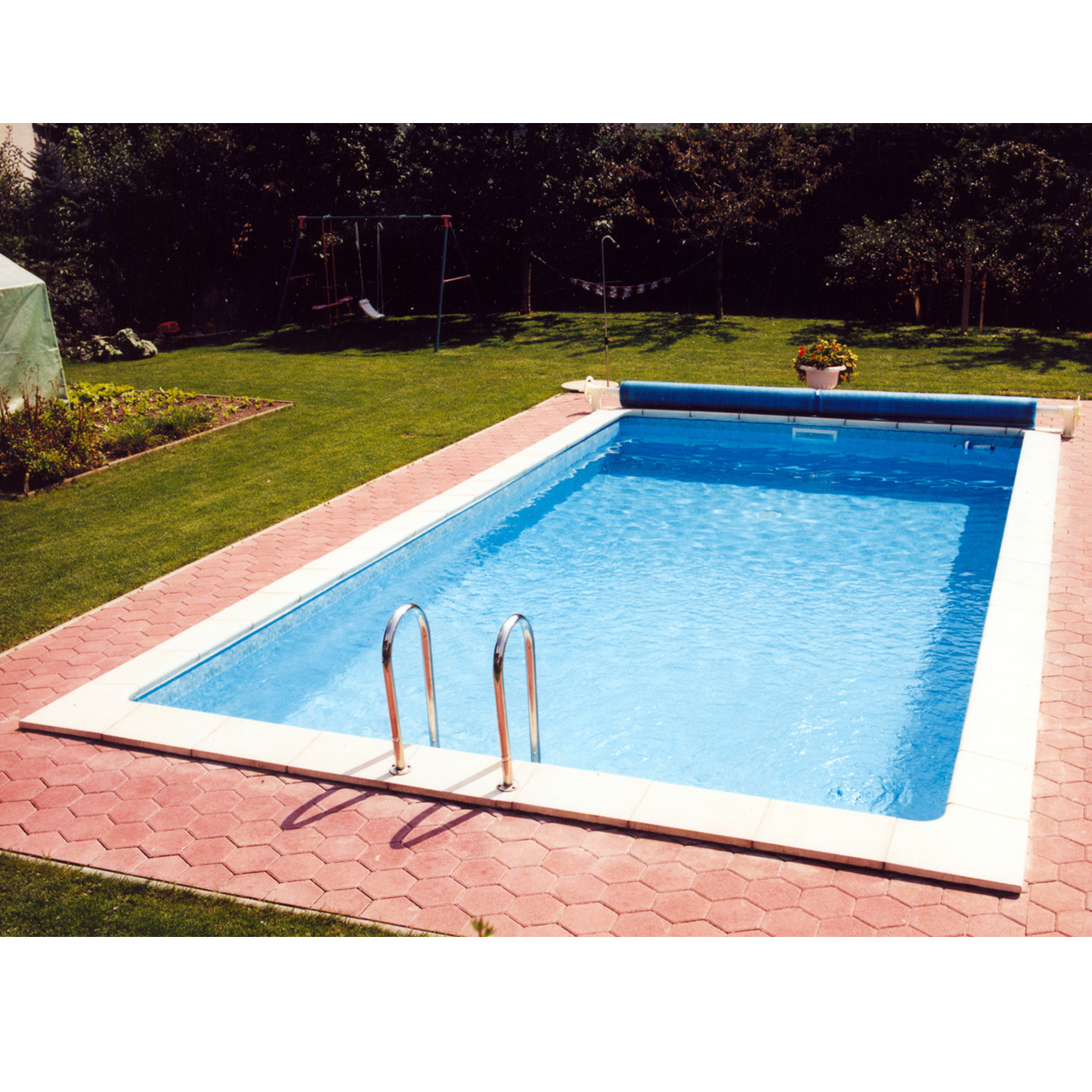 Beispiel eines in Beckenrandsteine eingefassten Pools