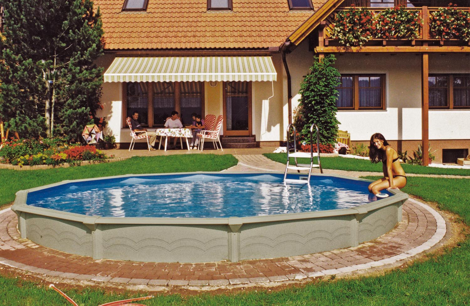 Swimming Pool "Grande rund" - teilweise eingebaut