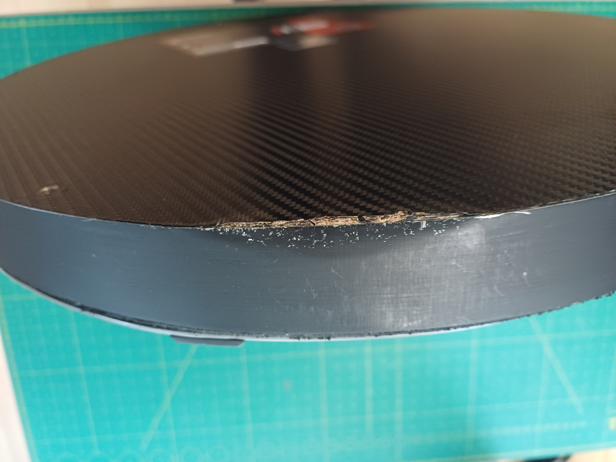 Dartboard "Blade 6 Triple Core Carbon" Beschädigung Rückseite