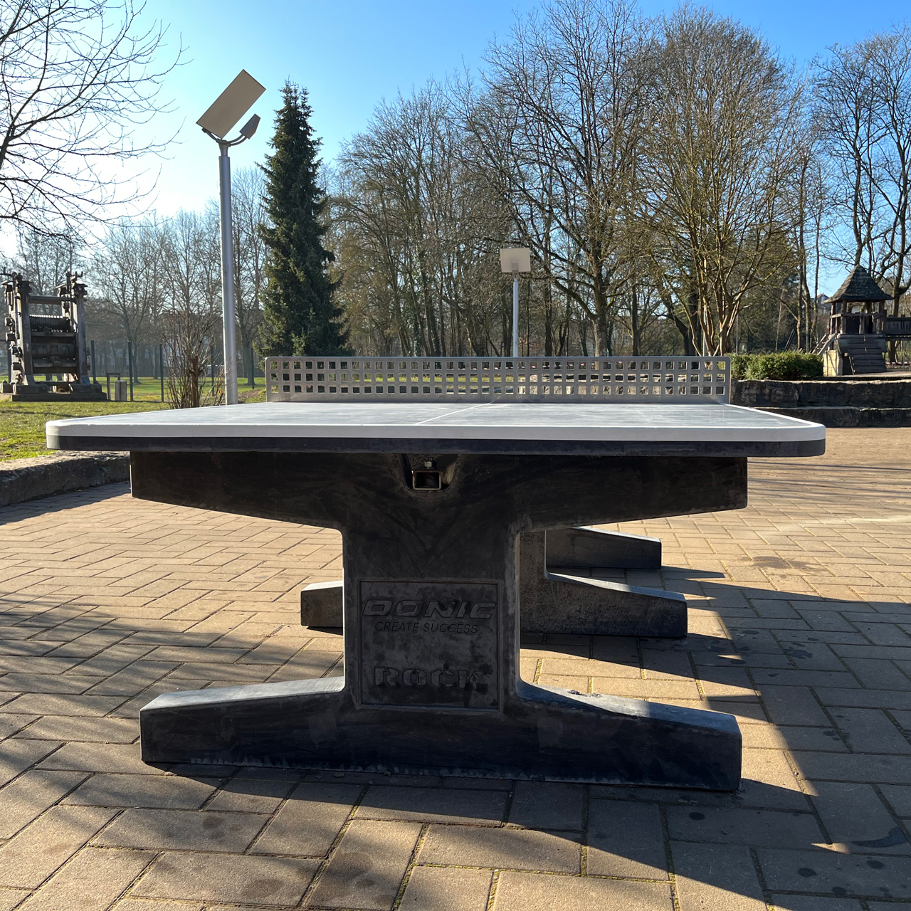 Outdoor-Beton-Tischtennisplatte "Rock"