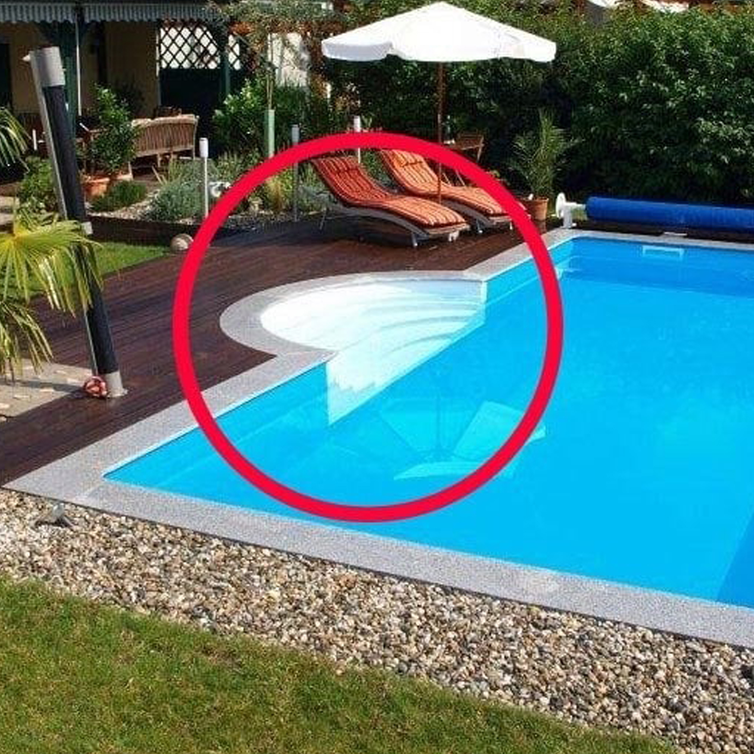 Beispiel für eine in Beckenrandsteine eingefasste Römertreppe